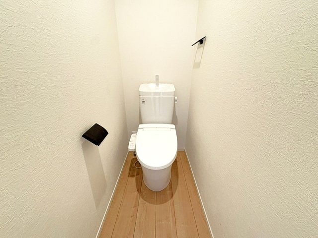 【トイレ】 | 西東京市谷戸町1丁目　新築一戸建住宅　全1棟（保谷店） | 2階/各階に設置されているので朝の混雑する時間帯も安心。