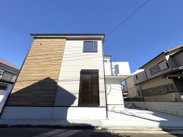 【外観】 | 西東京市谷戸町1丁目　新築一戸建住宅　全1棟（保谷店） | リビングの掃き出し窓はシャッター付きで防犯性の強化に加え、強風時の飛来物から窓を守ります。