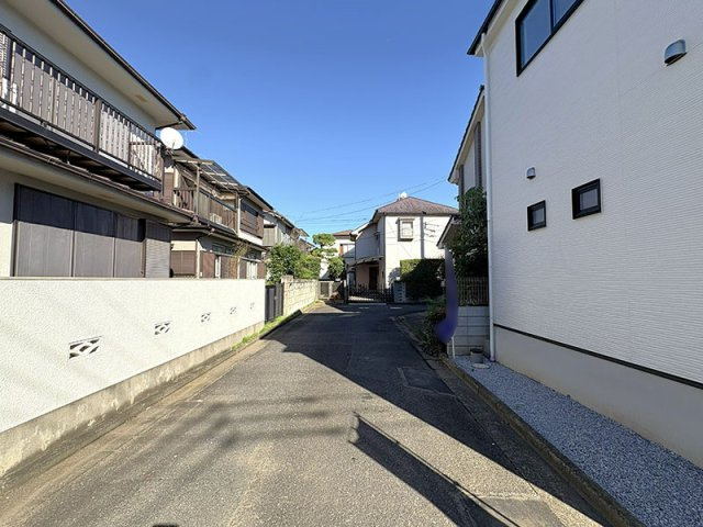 【前面道路含む現地写真】 | 西東京市谷戸町1丁目　新築一戸建住宅　全1棟（保谷店） | スーパーやコンビニも徒歩10分圏内にあり、お買い物の負担も少ないです。