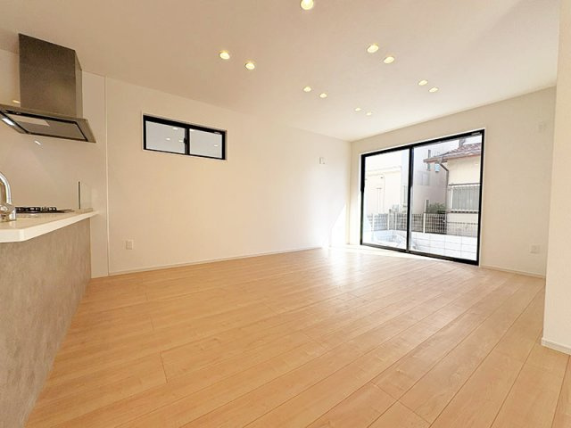 【居間・リビング】 | 西東京市谷戸町1丁目　新築一戸建住宅　全1棟（保谷店） | ナチュラルな美しさを放つ開放的な空間。約16.0帖+約4.5帖の広さがあり、大きな家具も設置しやすいです。