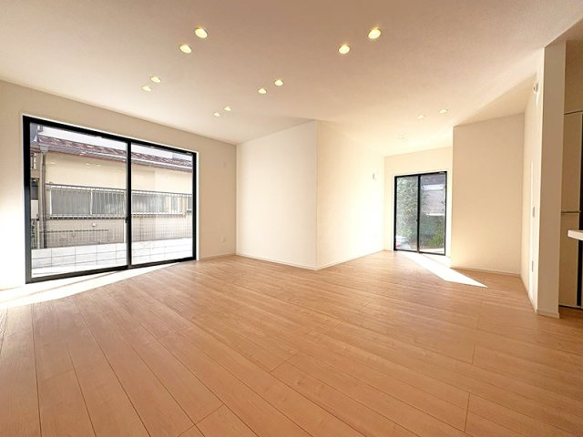 【居間・リビング】 | 西東京市谷戸町1丁目　新築一戸建住宅　全1棟（保谷店） | 落ち着いた色味のクロスとフローリングでほっと一息つける空間。