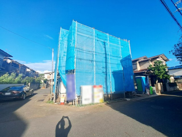 【外観】 | 西東京市谷戸町1丁目　新築一戸建住宅　全1棟（保谷店） | リビングの窓はシャッター付きで防犯性の強化に加え、強風時の飛来物から窓を守ります。