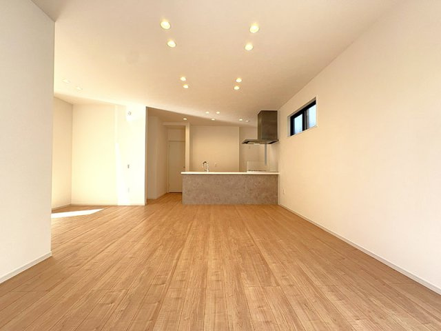 【居間・リビング】 | 西東京市谷戸町1丁目　新築一戸建住宅　全1棟（保谷店） | 自然光がたっぷりと降り注ぎ、ご家族でゆったりとお過ごしいただけるリビング。