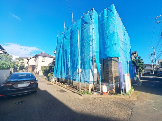 【外観】 | 西東京市谷戸町1丁目　新築一戸建住宅　全1棟（保谷店） | 玄関前横には壁があり、入室時のプライバシーも確保。