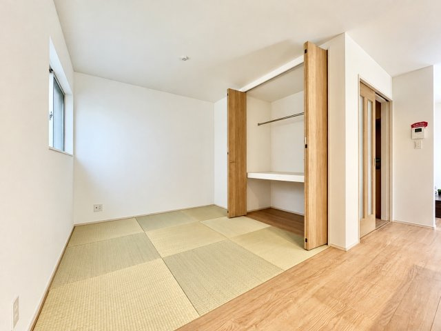 ファーストタウン　豊田市第4東山町のその他|明るく開放的な洋室は、夫婦それぞれの趣味の部屋やクローゼットとしても活用できる、使い勝手の良い空間です。									
				