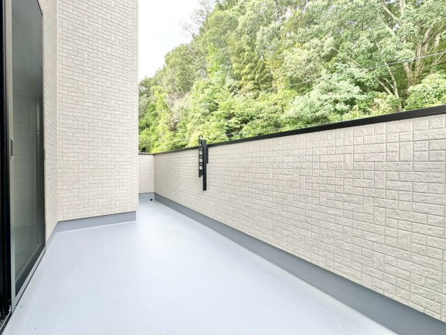 ファーストタウン　豊田市第4東山町のバルコニー|家族の洗濯物もまとめて干せる、広さと使いやすさを兼ね備えたバルコニー。家事効率もぐっと高まります。									
									