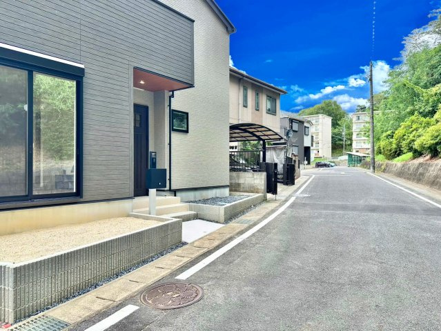 ファーストタウン　豊田市第4東山町の前面道路含む現地写真|十分な幅が確保されており、車の出し入れもスムーズ。お子様の送り迎えなど、日常の動作も快適に行えます。									
									