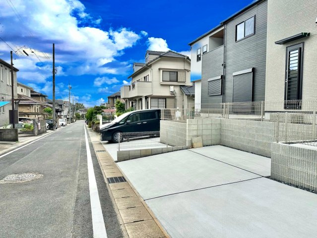 ファーストタウン　豊田市第4東山町の前面道路含む現地写真|十分な幅が確保されており、車の出し入れもスムーズ。お子様の送り迎えなど、日常の動作も快適に行えます。									
									