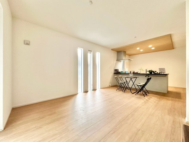 ファーストタウン　豊田市第4東山町の居間・リビング|開放感あふれる洗練されたリビング空間。上品なくつろぎのひとときを、お過ごしいただけます。									
									