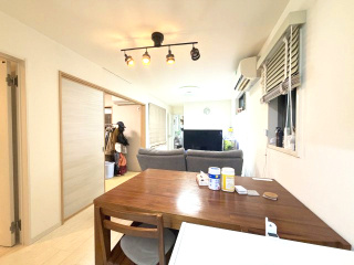 額田町　注文住宅　中古戸建の居間・リビング|こちらのリビングで趣味の時間をお楽しみください
