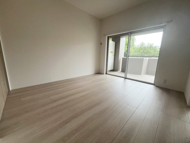 ザ・ステイツ所沢アルカディアンの洋室|リビング横の6.2帖洋室です！南側に面しているため日当たりがよく心地よい空間です♪