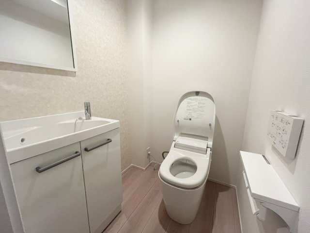 ザ・ステイツ所沢アルカディアンのトイレ|トイレスペースは広く確保されていて、鏡と小さな洗面台はあると便利です♪