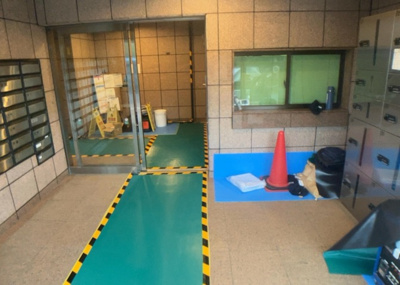 【エントランス】 | ドラゴンマンション小田急相模原壱番館 | マンションのエントランスには、もともと風よけや防犯の役割がありますが、マンションによって宅配ボックスなどの設備が備わっている所もあります。日々の生活をイメージしながら生活しやすさをチェックしましょう。
