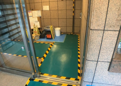 【ロビー】 | ドラゴンマンション小田急相模原壱番館 | ラウンジは、マンションの共用スペースに椅子やテーブルなどを配置した利用者が寛げる空間です。屋内型ラウンジと屋外型ラウンジがあります。共用部分の管理状況と合わせて、詳細については現地でご確認ください。