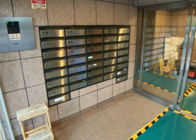 【設備】 | ドラゴンマンション小田急相模原壱番館 | エントランス付近に設置されている集合ポストは、住んでいる部屋と離れているため、ポストをあさるなど誰かに何かされていても被害に気づきにくいです。入居する時には他人に特定されにくい番号で鍵をかけましょう！