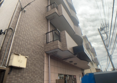 【構造・工法・仕様】 | ドラゴンマンション小田急相模原壱番館 | ＲＣ造、Reinforced Concreteは直訳すると補強されたコンクリートです。主に柱や梁・床・壁が鉄筋とコンクリートで構成おり、鉄筋を組んだ型枠にコンクリートを流し込んで固めたものを指します。