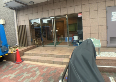 【玄関】 | ドラゴンマンション小田急相模原壱番館 | 玄関は家の顔でもあり、家族以外の目にも止まる場所です。玄関は外との間を仕切る扉、靴などをしまっておく収納スペース、靴脱ぎのたたきスペース、来客とのやり取りをするドアホンなど複数のアイテムからなります。