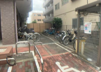 【駐車場】 | ドラゴンマンション小田急相模原壱番館 | 車一台あたりに必要なスペースは、標準サイズの普通自動車で横幅2m50cm、長さ5mは必要になります。ただし、乗降のことも考慮して横幅3m30cm、長さ5m50cmほどは確保できるところを選びましょう。