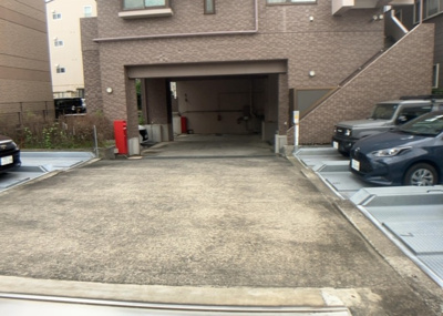 【駐車場】 | ドラゴンマンション小田急相模原壱番館 | 駐車場と明記されていても、最小スペースでつくられた駐車場だと大型車は駐車できなかったり、出入りしにくくなったりする可能性があります。お車のサイズと購入したい物件の駐車場のサイズを現地で確認しましょう。