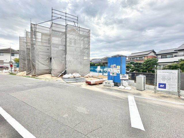 ハートフルタウン　豊田市水源町2丁目29番の前面道路含む現地写真|十分なゆとりがあり、邸宅としての佇まいをより一層引き立てております。上品な住環境をお約束いたします。									
									
