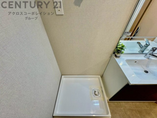 洗濯物の仕分け作業がしやすく、整理整頓が容易になります。洗濯音や湿気を他の部屋に持ち込まず、生活環境を快適に保ちます。上部を活用すれば収納スペースを確保でき洗剤や洗濯用品の整理もしやすくなります。