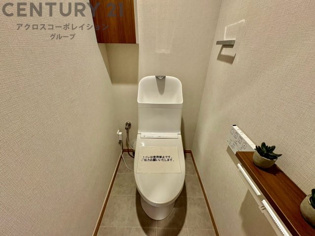 温水洗浄便座付トイレは温水洗浄機能により、暖かい水でおしりを洗浄することができ、冷たい水を使う従来の便座に比べ、温水洗浄機能で暖かいトイレを提供し、快適な使用を可能にします。
