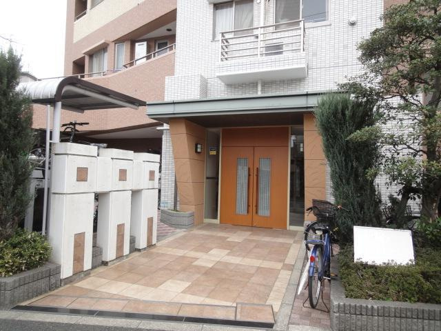 ロータリーパレス一之江のエントランス