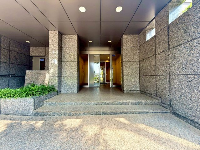 パルテール深沢|帰るたびに心地よさを感じる、落ち着いたエントランス。