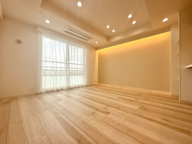 パルテール深沢の居間・リビング|ダイニングと一体的に使える開放的な設計により、日常の食事や会話がより豊かに広がる、居心地の良い空間が広がります。