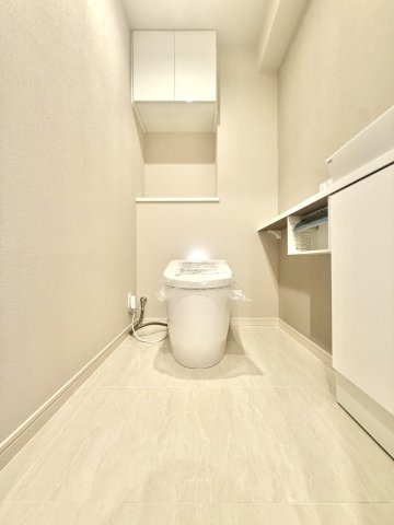 パルテール深沢のトイレ|落ち着いた色調で統一されたトイレは、コンパクトながらも快適性を重視した上質な空間となっています。
