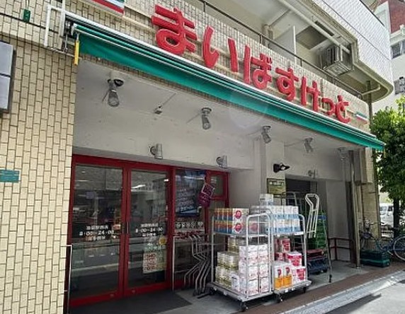 フラット恵潤の周辺