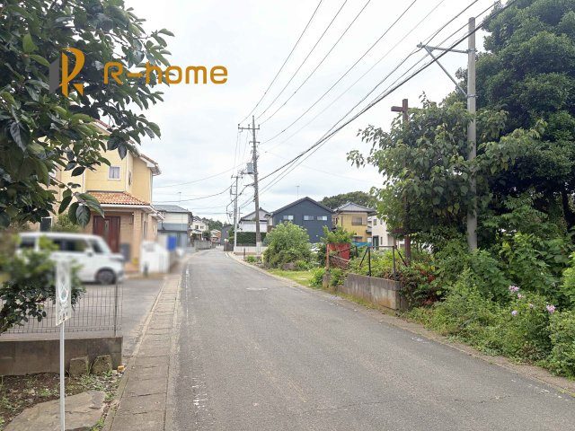 土浦市高岡2期　新築戸建て　2号棟の前面道路含む現地写真|周辺環境も併せて案内致します♪
閑静な住宅地で笑顔あふれる新生活！
ぜひ現地へお越しください♪
