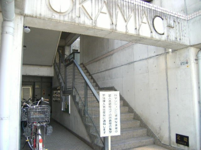 ノアール岡町のエントランス