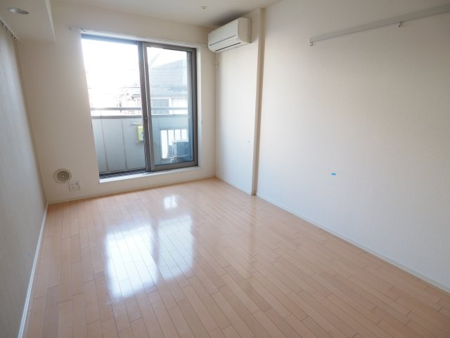 【居間・リビング】 | ディアコート幡ヶ谷 | 明るく風通しの良い７帖のお部屋です（同タイプ別部屋参考写真です）
