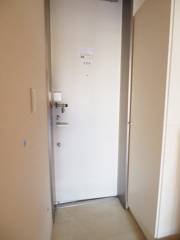 【玄関】 | ディアコート幡ヶ谷 | 玄関にはシュークローゼットがあります　（同タイプ別部屋参考写真です）