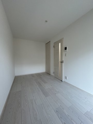 ヴェルメゾン三津屋中の洋室