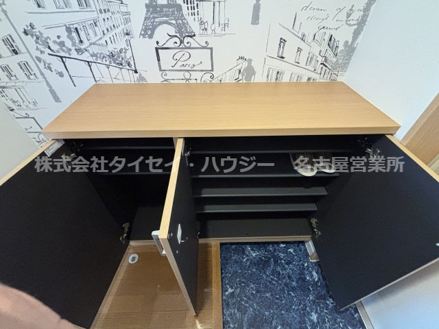シャトレの収納|玄関収納、棚もあり宅配受け取りのハンコや鍵など置けますね