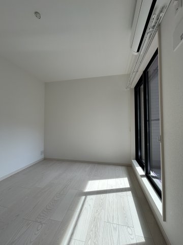 ヴェルメゾン三津屋中の洋室