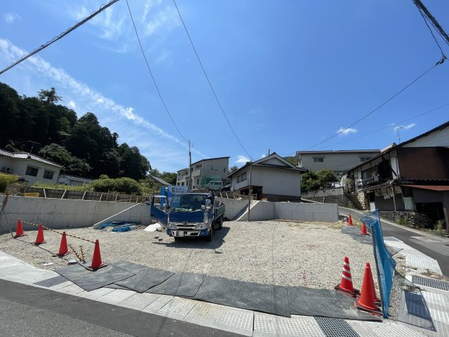 カーサ・ヴェルディ新築戸建て亀山４丁目No.8B-1の前面道路含む現地写真|現地は２区画ございます。No.8B-1は土地面積２５３．９０㎡、建物面積１０９．１０㎡です。No.8B-2は土地面積２０２．３９㎡、建物面積１０９．９８㎡です。２０２６年８月２２日撮影写真