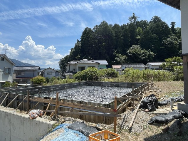 カーサ・ヴェルディ新築戸建て亀山４丁目No.8B-1の外観|No.8B-1施工中の外観写真です。駐車スペースは並列で３台駐車可能です！２０２６年８月２２日撮影写真