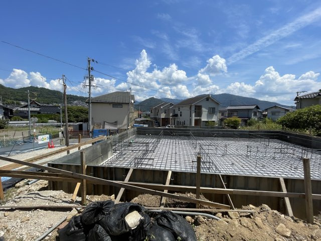 カーサ・ヴェルディ新築戸建て亀山４丁目No.8B-1の外観|No.8B-1施工中の外観写真です。駐車スペースは並列で３台駐車可能です！２０２６年８月２２日撮影写真