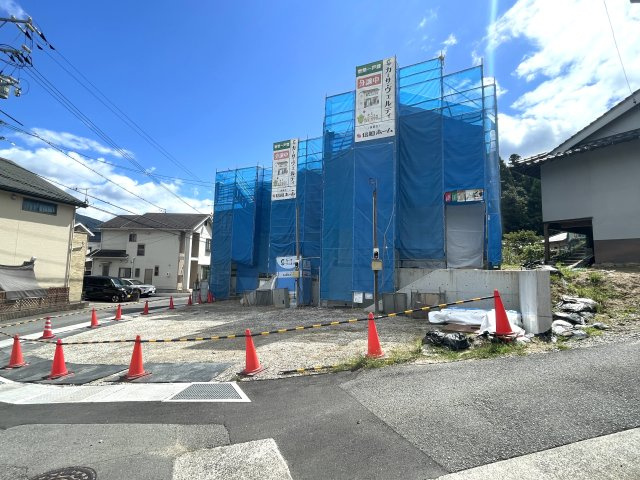 カーサ・ヴェルディ新築戸建て亀山４丁目No.8B-1の前面道路含む現地写真|No.8B-1施工中の外観写真です。駐車スペースは並列で３台駐車可能です！２０２６年９月２０日撮影写真