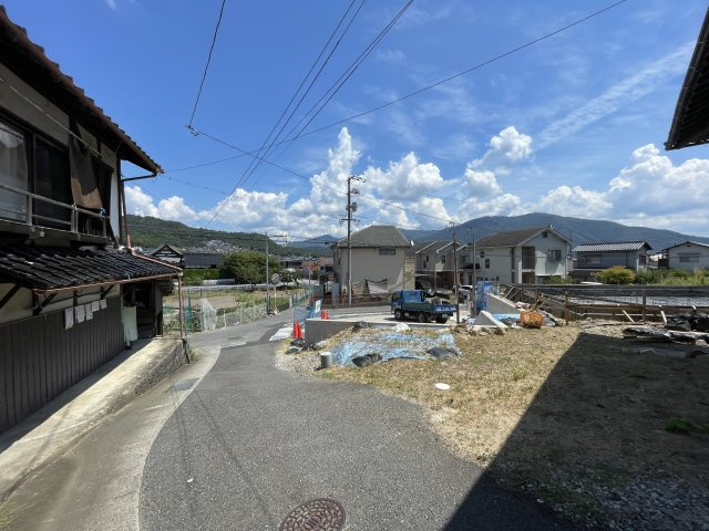 カーサ・ヴェルディ新築戸建て亀山４丁目No.8B-1の前面道路含む現地写真|対象地２区画の前面道路と現地駐車スペースです。２０２６年８月２２日撮影写真