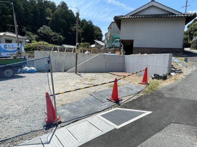 カーサ・ヴェルディ新築戸建て亀山４丁目No.8B-1の外観|対象地２区画の前面道路と現地駐車スペースです。２０２６年８月２２日撮影写真