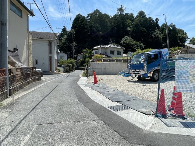 カーサ・ヴェルディ新築戸建て亀山４丁目No.8B-1の前面道路含む現地写真|対象地２区画の前面道路と現地駐車スペースです。２０２６年８月２２日撮影写真