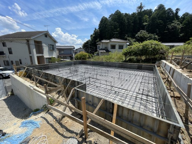 カーサ・ヴェルディ新築戸建て亀山４丁目No.8B-1の外観|No.8B-2施工中の外観写真です。駐車スペースは並列で4台駐車可能です！２０２６年８月２２日撮影写真