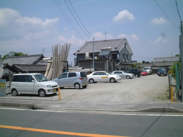 川島モータープールの外観