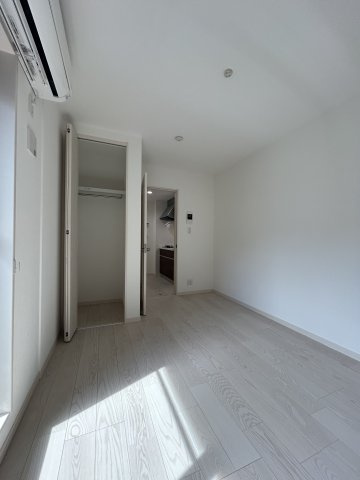 ヴェルメゾン三津屋中の洋室