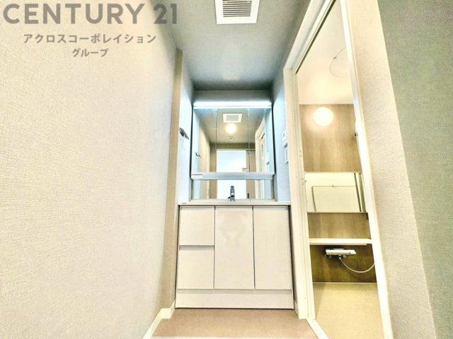 化粧品や洗顔料、歯ブラシなどの必需品をまとめて置ける収納スペースがあり、使用するたびに取り出す手間が省けます。また、水回りのため、濡れても大丈夫な素材が使用されており、お手入れが簡単です。