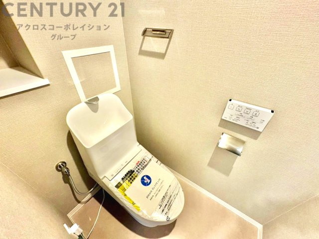 温水洗浄便座付トイレは温水洗浄機能により、暖かい水でおしりを洗浄することができ、冷たい水を使う従来の便座に比べ、温水洗浄機能で暖かいトイレを提供し、快適な使用を可能にします。